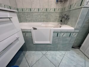 Instalace dvířek do vany a kompletní úklid po realizaci